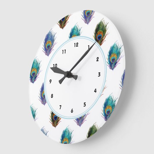 Stilvolle Pfauenfedern in weißer Wanduhr (Winkel)