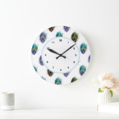 Stilvolle Pfauenfedern in weißer Wanduhr (Zuhause)