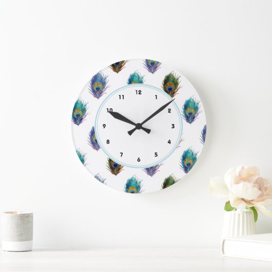 Stilvolle Pfauenfedern in weißer Wanduhr (Zuhause)