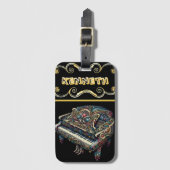 Stilvolle Piano Lighter mit detailliertem Kunstwer Gepäckanhänger (Vorderseite Vertikal)