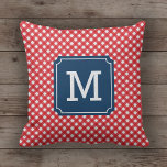 Stilvolle Picnic Red Gingham Name Monogram Kissen<br><div class="desc">Entspannen Sie in Ihrem Zuhause- oder Schlafzimmer mit diesem mit Monogramm Kissen aus rotem Gingham-Picknickmuster. Personalisieren Sie es, indem Sie den Platzhalter-Text ersetzen. Für weitere Optionen, wie zum Beispiel den Schriftart zu ändern und seine Größe, klicken Sie auf die Schaltfläche "Anpassen". *Bitte beachten Sie, dass das Zazzle-Wasserzeichen, das in der...</div>