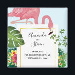 Stilvolle Pink Flamingo und tropische Blätter Hoch Magnet<br><div class="desc">Ein Dankeschön-Magnet mit einem niedlichen und skurrilen rosa Flamingo. Umgeben von grünen tropischen Blätter und Blume aus rotem und gelbem Hibiskus. Ein rechteckiger,  goldener Rahmen in der Mitte.</div>
