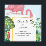 Stilvolle Pink Flamingo und tropische Blätter Hoch Magnet<br><div class="desc">Ein Dankeschön-Magnet mit einem niedlichen und skurrilen rosa Flamingo. Umgeben von grünen tropischen Blätter und Blume aus rotem und gelbem Hibiskus. Ein rechteckiger,  goldener Rahmen in der Mitte.</div>