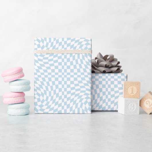 Stilvolle Retro Blue Pastel Warped Checkerboard Geschenkpapier (Babyparty)