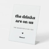 Stilvolle Retro-Drinks in schwarz-weiß sind dabei Sockelschild (Vorderseite)