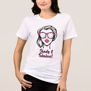 Stilvolle Retro-Frau mit feiner Sonnenbrille Tri-Blend Shirt