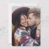 Stilvolle Retro Monogram Overlay 2 Foto Hochzeit Einladung (Rückseite)