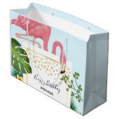 Stilvolle Rosa Flamingo und tropische Blätter zum Große Geschenktüte (Rückseite Schrägansicht)