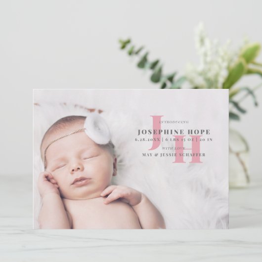 Stilvolle Rosa Monogram Baby Foto Birth Ankündigung (Stehend Vorderseite)
