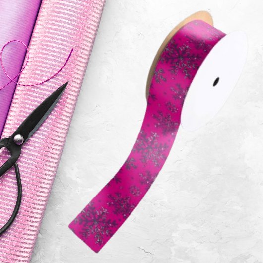 Stilvolle Rosa Weihnachten mit eleganten Schneeflo Satinband