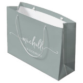 Stilvolle Sage Green Chic Gold Monogram Script Große Geschenktüte (Rückseite Schrägansicht)
