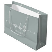 Stilvolle Sage Green Chic Gold Monogram Script Große Geschenktüte (Vorderseite Schrägansicht)