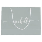 Stilvolle Sage Green Monogram Name Script Große Geschenktüte (Rückseite)