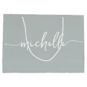 Stilvolle Sage Green Monogram Name Script Große Geschenktüte (Rückseite)