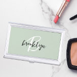 Stilvolle Sage Green Schwarz-weiß Monogram Visitenkarten Dose<br><div class="desc">Dieses trendige,  moderne Visitenkartengehäuse mit einem Monogramm und Vornamen in schwarz-weiß Schrift auf einem stilvollen,  schlanke grünen Hintergrund.</div>