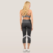 Stilvolle schwarz-blumenweiße Streifen und Name mo Capri Leggings (Rückseite)