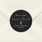Stilvolle Schwarz-Weiß-Liebe ist süße Gastgeschenk Runder Aufkleber