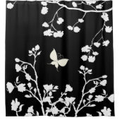 Stilvolle Schwarz-Weiß-Schmetterlinge im Grünen Duschvorhang (Vorderseite)
