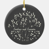 Stilvolle Schwarz-weiße botanische Hochzeit Keramik Ornament (Hinten)