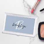 Stilvolle Schwarz-weiße Monogramm Visitenkarten Dose<br><div class="desc">Dieses trendige,  moderne Visitenkartengehäuse mit einem Monogramm und einem Vornamen in Schwarz-Weiß-Schrift auf einem stylisch staubblauen Hintergrund.</div>