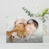 Stilvolle Script Baby Girl Name Foto Pink Birth Ankündigung (Stehend Vorderseite)