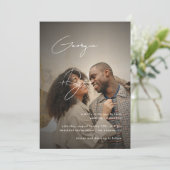 Stilvolle Script & Dark Fade Foto QR Code Wedding Einladung (Stehend Vorderseite)
