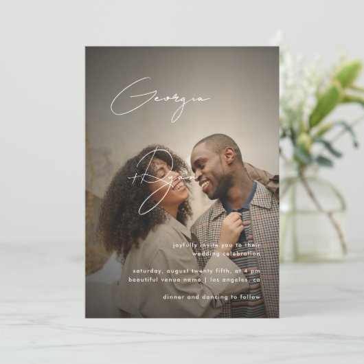Stilvolle Script & Dark Fade Foto QR Code Wedding Einladung (Stehend Vorderseite)