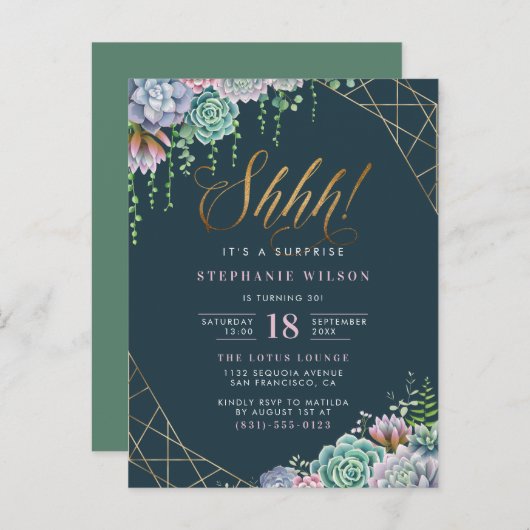 Stilvolle Script Succulents Überraschung Geburtsta Einladungspostkarte (Vorne/Hinten)