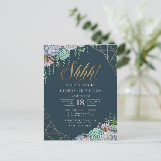 Stilvolle Script Succulents Überraschung Geburtsta Einladungspostkarte (Stehend Vorderseite)