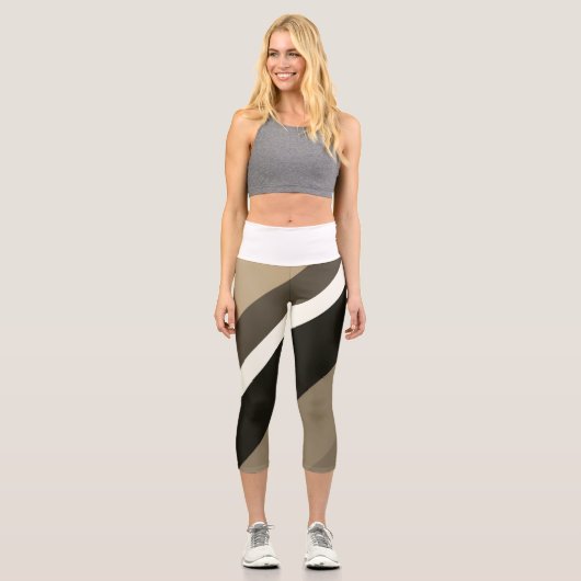 Stilvolle Sepia Monochrome Diagonal Bands Capri Leggings (Vorderseite)