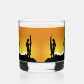 Stilvolle Silhouette Surfer Sonnenuntergang Strand Whiskyglas (Links)