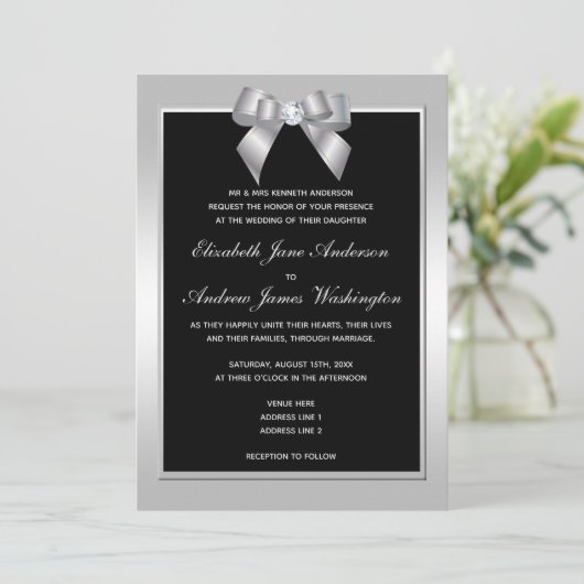 Stilvolle Silver Gem Bow & Black Wedding Einladung (Stehend Vorderseite)