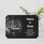 Stilvolle Silver Stirrups auf English Riding Saddl Einladung (Stehend Vorderseite)