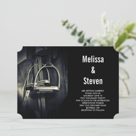 Stilvolle Silver Stirrups auf English Riding Saddl Einladung (Stehend Vorderseite)