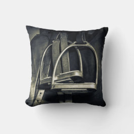 Stilvolle Silver Stirrups auf English Riding Saddl Kissen