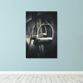 Stilvolle Silver Stirrups auf English Riding Saddl Leinwanddruck (Insitu (Holzboden))