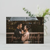 Stilvolle Skript-Foto-Overlay Save the Date Einlad Folieneinladung (Stehend vorne)