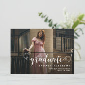 Stilvolle Skripte Moderne 2-Foto-Graduierungsparte Einladung (Stehend Vorderseite)