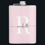 Stilvolle Skripte Moderner Blush Pink Monogram Nam Flachmann<br><div class="desc">Stilvolle Girly Feminine Moderne Blush Pink Monogram Initial Name Signature Script Custom Personalisiert Flask. Mit einem Vornamen (oder Familiennamen) in einem hübschen handgeschriebenen Stil Swash Schwanz Schriftart Typografie (oder Kalligrafie) mit Monogramm initial in weiß und schwarz auf rot rosa Hintergrund. Große stilvolle feminine Hauswärmeschenke, auch für Junggeselinnen-Abschied, für Brautjungfrau, Hochzeit,...</div>