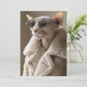 Stilvolle Sphynx-Katze in Sonnenbrille und Sherpa- Einladung (Stehend Vorderseite)