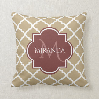 Stilvolle Tan Quatrefolie Burgundy Monogram und Na Kissen