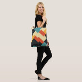 Stilvolle Tasche mit geometrischem Design (Am Model)