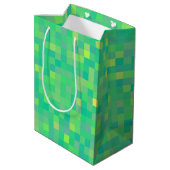 Stilvolle, trendige grüne Multicolor-Pixel-Muster Mittlere Geschenktüte (Rückseite Schrägansicht)