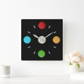Stilvolle, trendige rote, gelb-grüne blaue Punkte Quadratische Wanduhr (Zuhause)