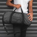 Stilvolle Trendy Black Out Moderne Minimalistische Duffle Bag<br><div class="desc">Ein auffallendes Schwarz-Out-Design mit einer modernen Schwarzblock-Typografie auf schwarzem,  karkohlegrauem Hintergrund. Der Text kann einfach für ein einzigartiges Design angepasst werden!</div>