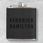 Stilvolle Trendy Black Out Moderne Minimalistische Flachmann<br><div class="desc">Ein auffallendes Schwarz-Out-Design mit einer modernen Schwarzblock-Typografie auf schwarzem,  karkohlegrauem Hintergrund. Der Text kann einfach für ein einzigartiges Design angepasst werden!</div>
