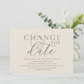 Stilvolle typografische Hochzeit verschieben Datum Einladung (Stehend Vorderseite)