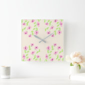 Stilvolle Uhr am Platz mit rosafarbener Blüte (Zuhause)