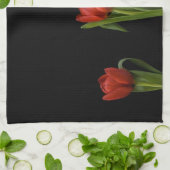 Stilvolle vibrierende rote Tulpen auf schwarzem Handtuch (Gefaltet)