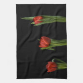 Stilvolle vibrierende rote Tulpen auf schwarzem Handtuch (Vertikal)